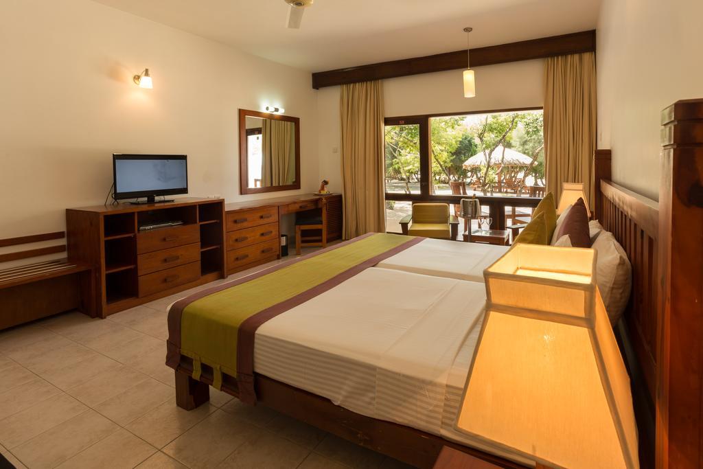 Nilaveli Beach Hotel Bagian luar foto