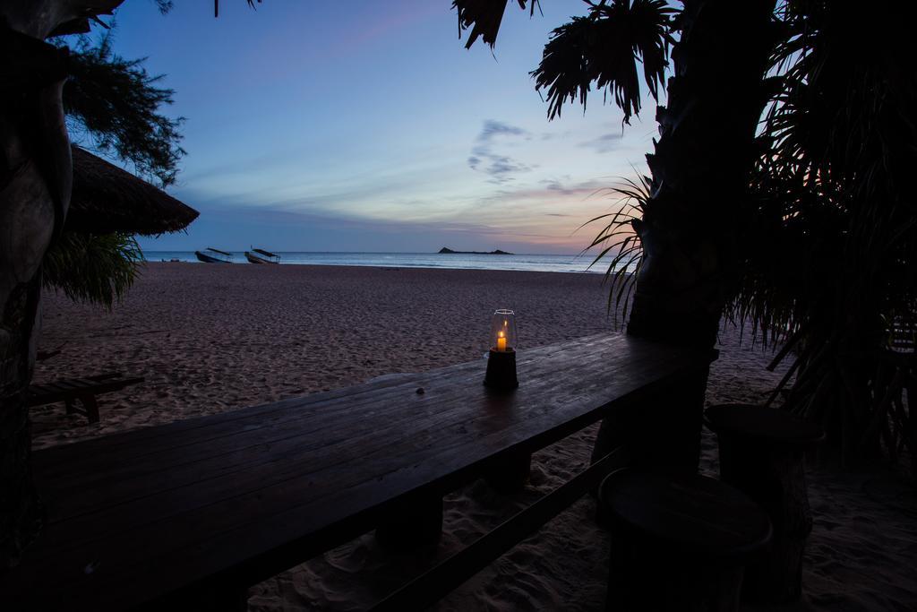 Nilaveli Beach Hotel Bagian luar foto