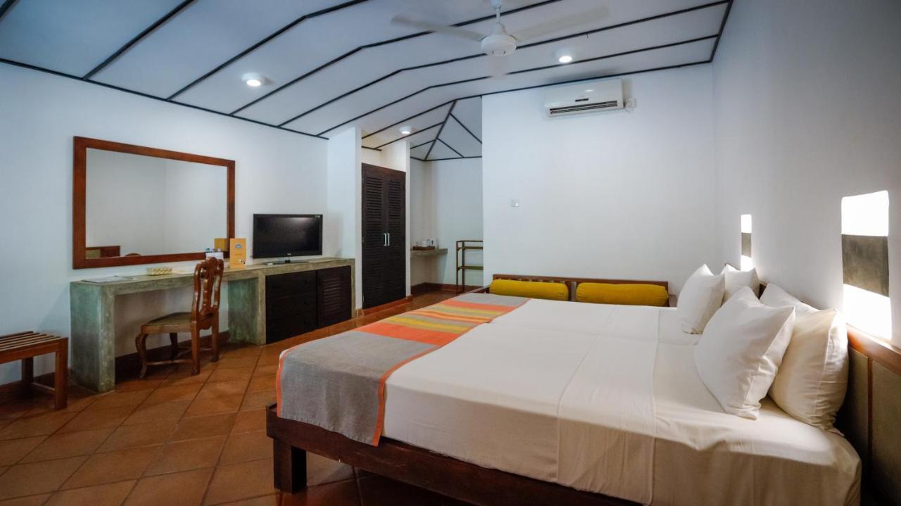 Nilaveli Beach Hotel Bagian luar foto