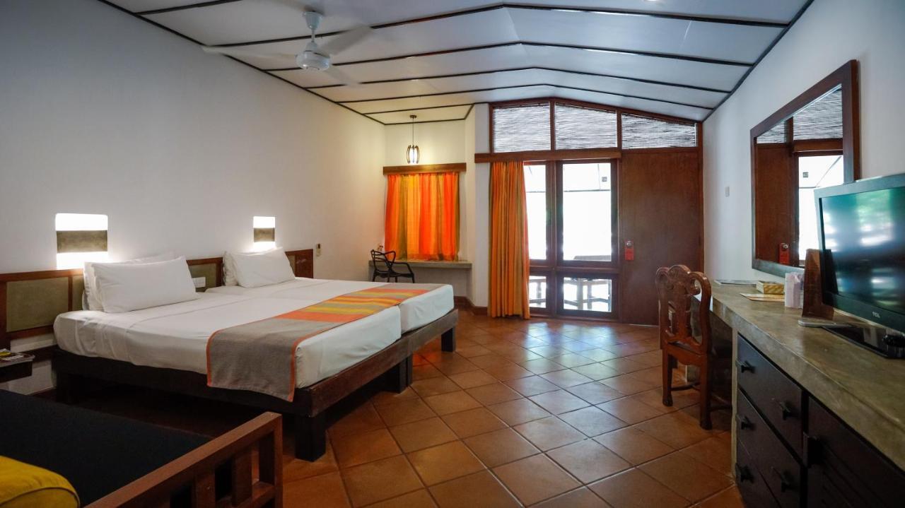 Nilaveli Beach Hotel Bagian luar foto